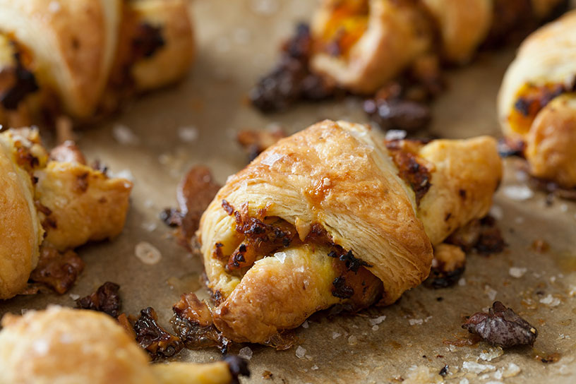 Hartige broodjes met salie en walnoot vers uit de oven op de bakplaat